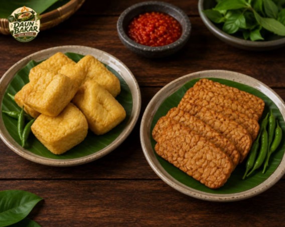 Nasi bakar enak dengan tahu dan tempe goreng renyah dan gurih