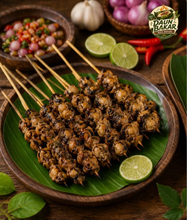 Nasi bakar enak dengan sate kerang gurih berbumbu khasrih pedas dan aroma bakaran smoky yang menggugah selera.
