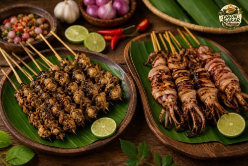 Nasi bakar enak dengan sate kerang dan cumi yang gurih berbumbu khas