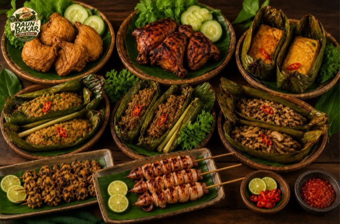 Nasi bakar enak dengan pilihan side dish lengkap khas Daun Bakar