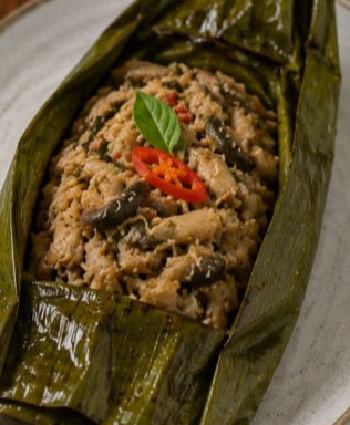 Pepes jamur beraroma daun pisang sebagai pelengkap Nasi bakar enak